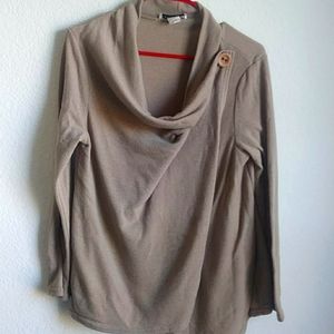 🎇Tan cardigan buttons across the top